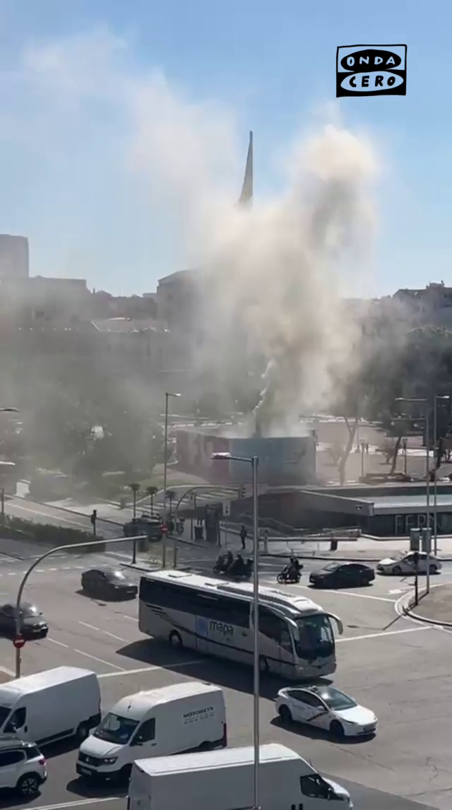 Qué ha pasado en la Plaza de Colón en Madrid: la impresionante columna de humo que ha sorprendido a conductores y peatones Qué ha pasado en la Plaza de Colón en Madrid: la impresionante columna de humo que ha sorprendido a conductores y peatones