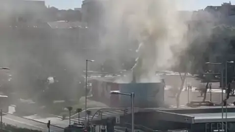 Qué ha pasado en la Plaza de Colón en Madrid: la impresionante columna de humo que ha sorprendido a conductores y peatones Qué ha pasado en la Plaza de Colón en Madrid: la impresionante columna de humo que ha sorprendido a conductores y peatones