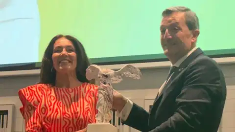 CSIF reconoce la labor profesional de la periodista María Ortiz en su IV Premio Mujer Influyente 2026 CSIF reconoce la labor profesional de la periodista María Ortiz en su IV Premio Mujer Influyente 2026