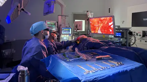 Intervención quirúrgica en el Hospital del Vinalopó de Elche de una mastectomía con reconstrucción 3D. Intervención quirúrgica en el Hospital del Vinalopó de Elche de una mastectomía con reconstrucción 3D.