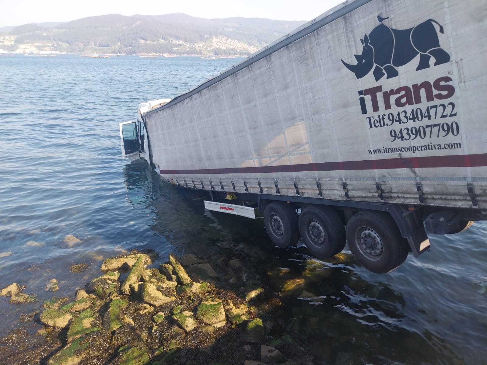 Un camión acaba en el mar tras precipitarse calle abajo Un camión acaba en el mar tras precipitarse calle abajo