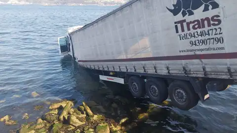 Un camión acaba en el mar por una avería en los frenos Un camión acaba en el mar por una avería en los frenos