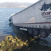 Un camión acaba en el mar por una avería en los frenos Un camión acaba en el mar por una avería en los frenos