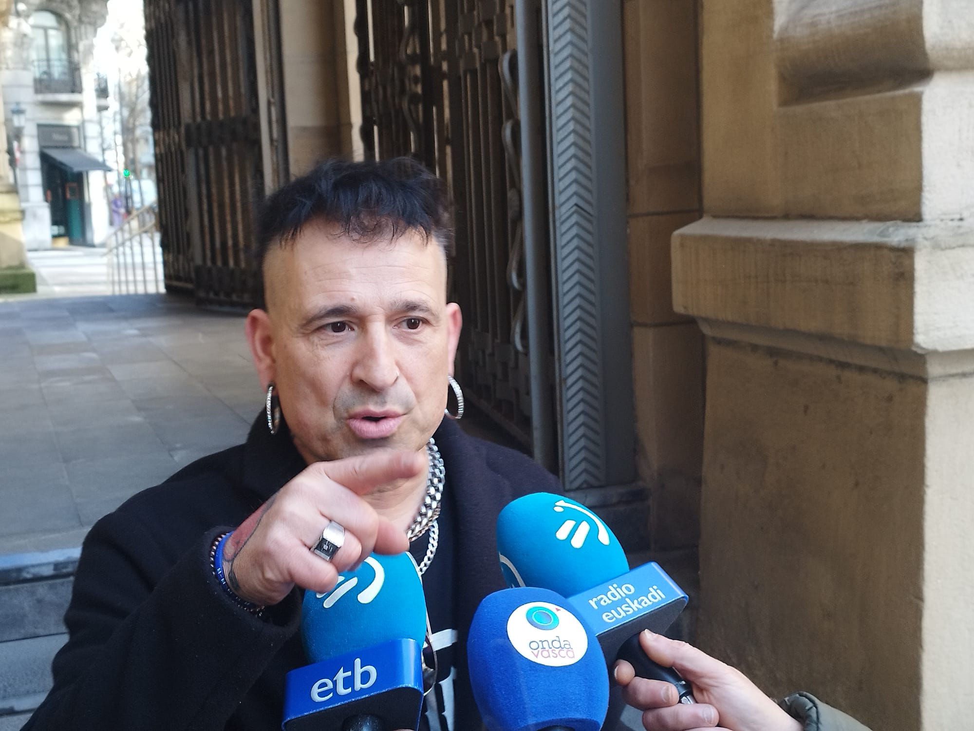 Exalumnas del profesor juzgado en San Sebastián se concentran en la Audiencia y dicen que les ponía porno en clase Exalumnas del profesor juzgado en San Sebastián se concentran en la Audiencia y dicen que les ponía porno en clase