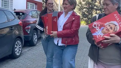 Soraya Vega a la entrada de la sede regional del PSOE extremeño para registrar sus avales Soraya Vega a la entrada de la sede regional del PSOE extremeño para registrar sus avales