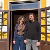 Leticia Pertegal (Cambiemos) y Juan López (PSOE) en el Rincón Hernandiano esta mañana