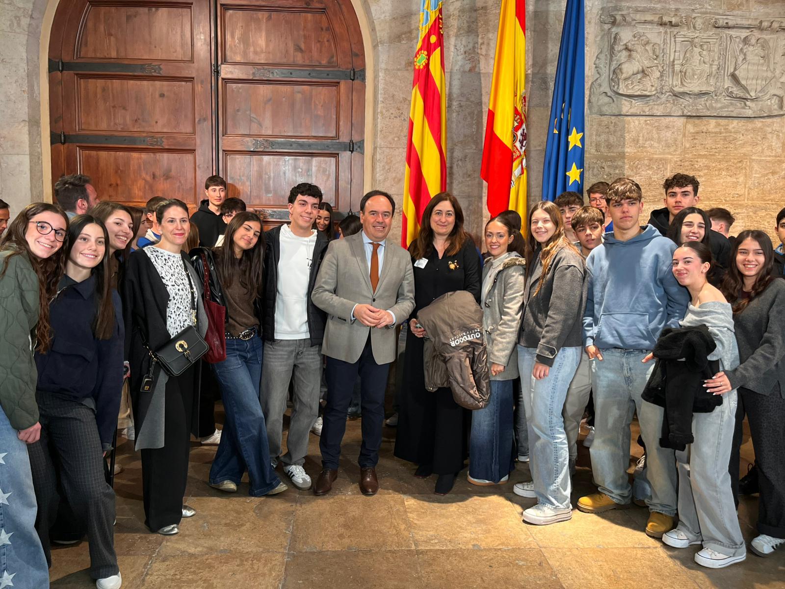 El president de la Generalitat recibe a un grupo de alumnos de las Escuelas Europeas de la provincia de Castellón El president de la Generalitat recibe a un grupo de alumnos de las Escuelas Europeas de la provincia de Castellón