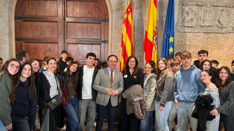 El president de la Generalitat, P&eacute;rez Llorca, ha recibido a los alumnos del IES Llombai. 