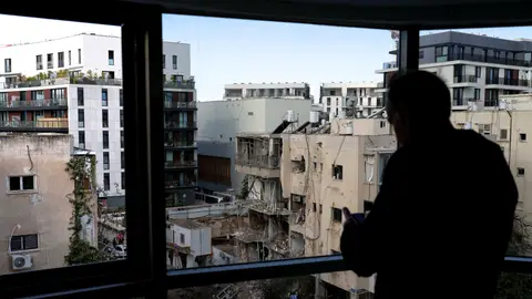 Personal de emergencia trabaja junto a un edificio dañado en el lugar tras los ataques con misiles iraníes en el centro de Israel Personal de emergencia trabaja junto a un edificio dañado en el lugar tras los ataques con misiles iraníes en el centro de Israel/ REUTERS/Ronen Zvulun