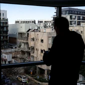 Personal de emergencia trabaja junto a un edificio dañado en el lugar tras los ataques con misiles iraníes en el centro de Israel/ REUTERS/Ronen Zvulun Personal de emergencia trabaja junto a un edificio dañado en el lugar tras los ataques con misiles iraníes en el centro de Israel/ REUTERS/Ronen Zvulun