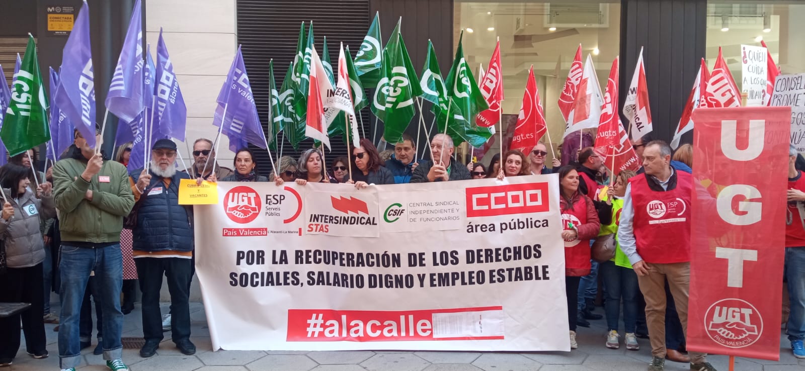 Trabajadores de los centros socio comunitarios de Alicante vuelven a protestar por el retraso en el abono de sus complementos Trabajadores de los centros socio comunitarios de Alicante vuelven a protestar por el retraso en el abono de sus complementos