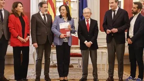 El síndic de Greuges, Ángel Luna (c-d), durante un encuentro informativo tras la entrega de su Informe Anual 2025 a la presidenta de las Corts Valencianas, María de los Llanos Massó Linares (c-i), y restantes miembros de la Mesa de Les Corts - El síndic de Greuges, Ángel Luna (c-d), durante un encuentro informativo tras la entrega de su Informe Anual 2025 a la presidenta de las Corts Valencianas, María de los Llanos Massó Linares (c-i), y restantes miembros de la Mesa de Les Corts -