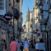 El turismo en Santiago pierde competitividad frente a A Coruña y Vigo, toca mínimos y hoteleros compostelanos señalan que “no es un problema del sector turístico global, sino un problema específico de Santiago" El turismo en Santiago pierde competitividad frente a A Coruña y Vigo, toca mínimos y hoteleros compostelanos señalan que “no es un problema del sector turístico global, sino un problema específico de Santiago"