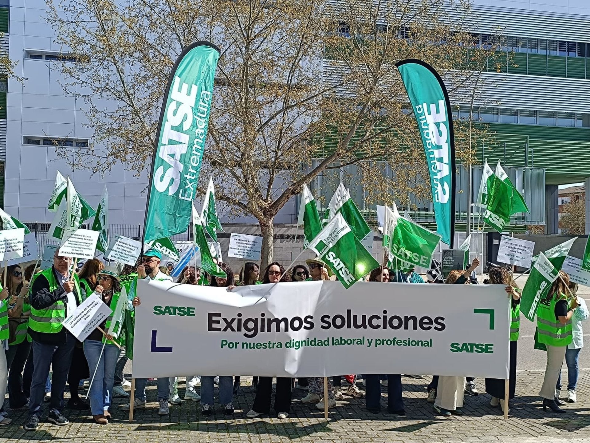 Enfermeras y fisioterapeutas se concentran en Mérida para reclamar a las administraciones su derecho a la conciliación Enfermeras y fisioterapeutas se concentran en Mérida para reclamar a las administraciones su derecho a la conciliación