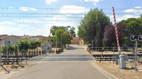 Adif invertirá 1,72 millones en mejorar la seguridad de cuatro pasos a nivel en la provincia de Palencia .