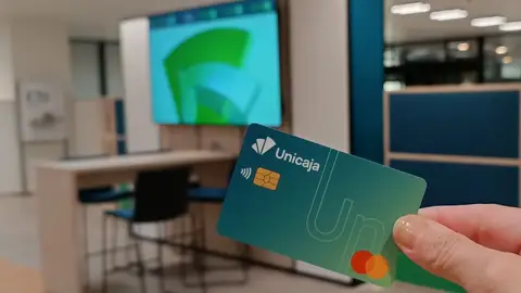 Unicaja impulsa su posicionamiento joven y lanza una promoción dirigida a nuevos clientes, con 90 euros en experiencias y tarjetas regalo Economia