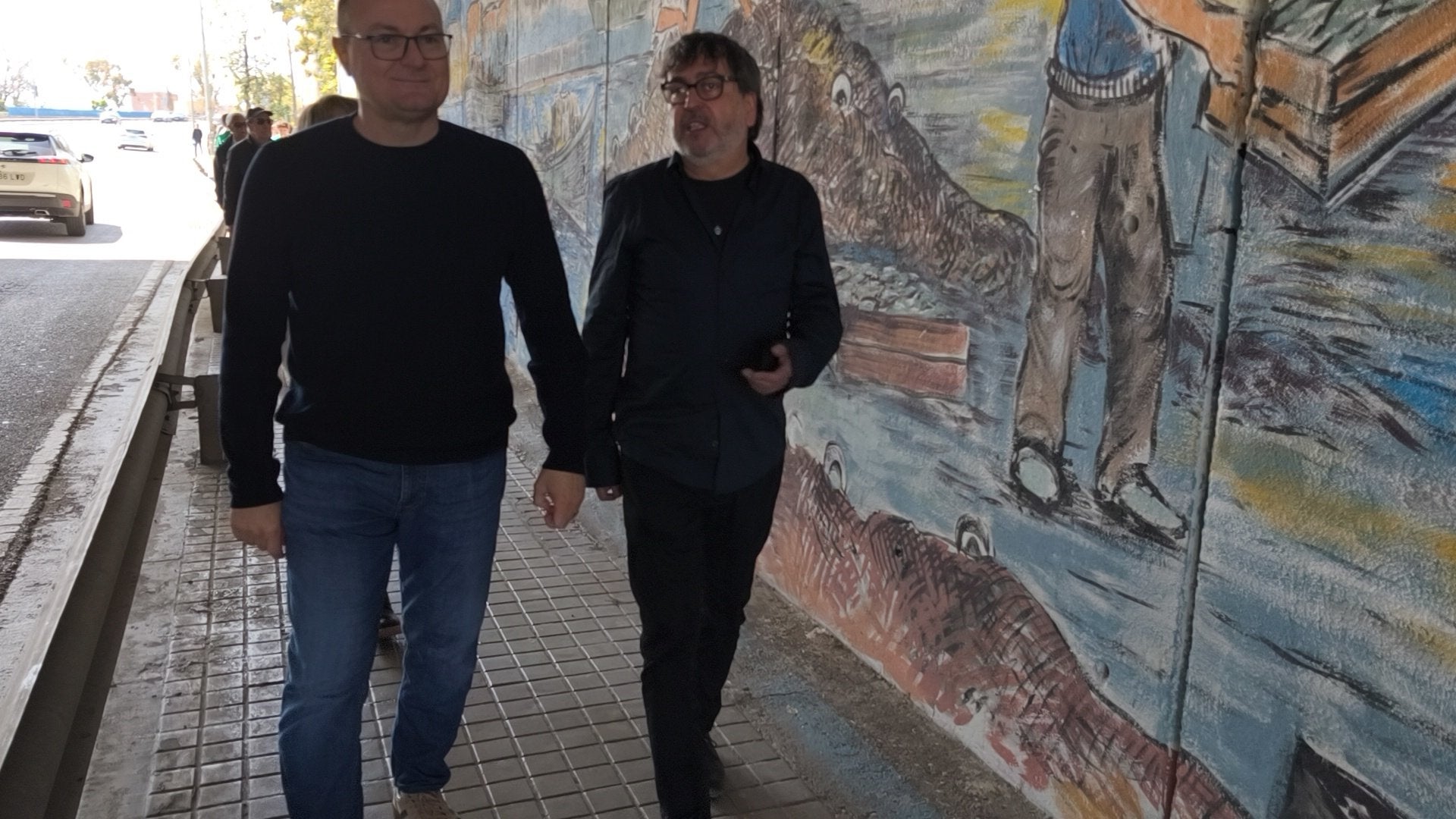 Lluís Amarè plasma la cultura, la festa i la tradició marinera en el mural “Benvinguda a Baix-a-Mar” Lluís Amarè plasma la cultura, la festa i la tradició marinera en el mural “Benvinguda a Baix-a-Mar”