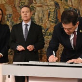 Valverde firma el plan junto a García-Page y Patricia Franco