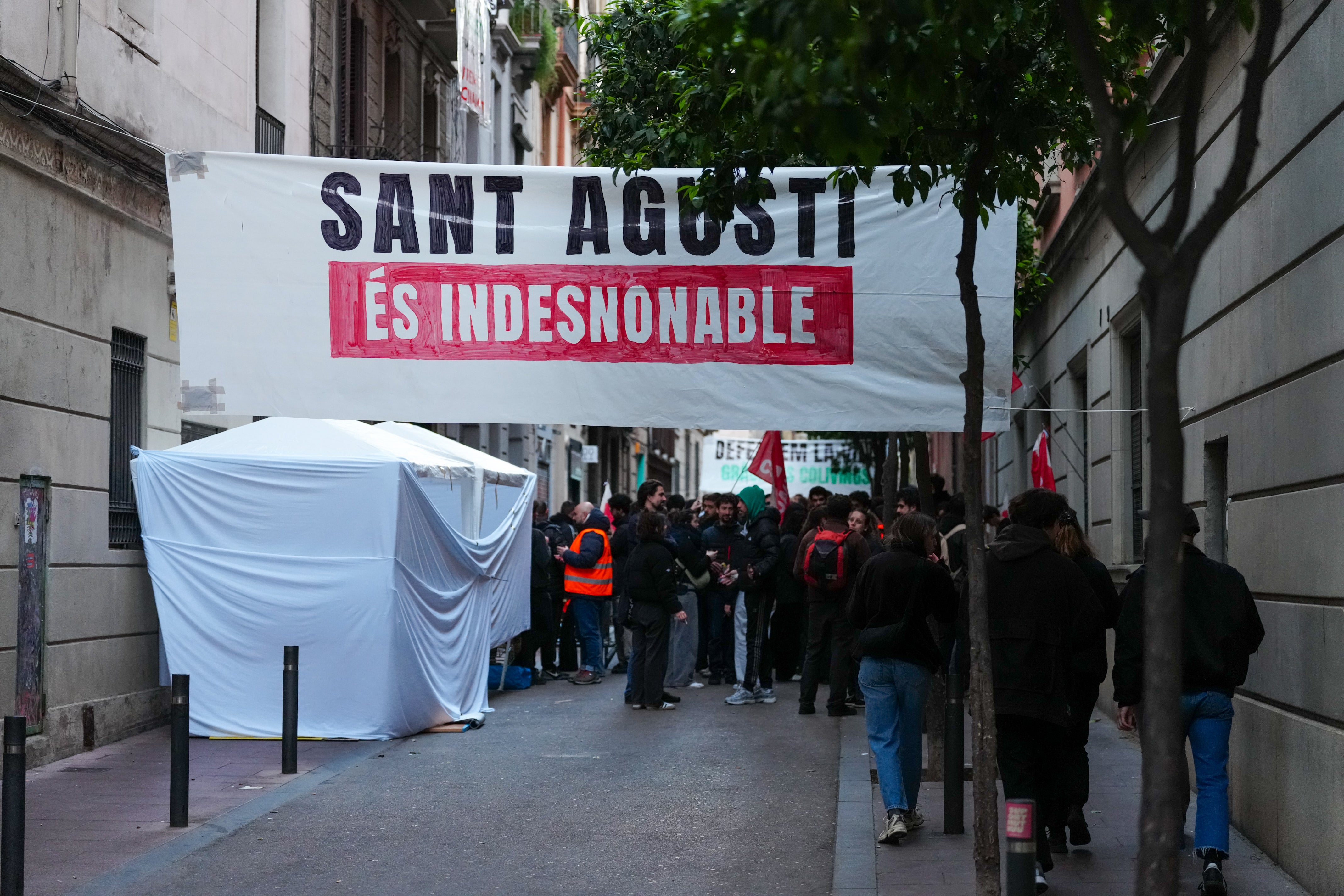 Ajornat fins al 15 d’abril el desnonament del bloc de Sant Agustí, al barri de Gràcia Ajornat fins al 15 d’abril el desnonament del bloc de Sant Agustí, al barri de Gràcia