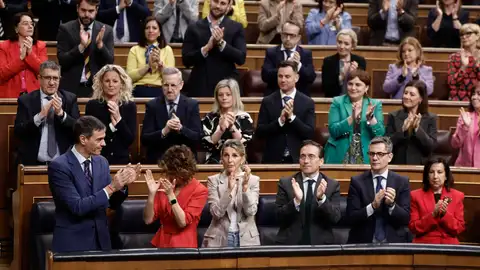 Los ministros y la bancada socialista aplauden la intervención del presidente del gobierno, Pedro Sánchez Los ministros y la bancada socialista aplauden la intervención del presidente del gobierno, Pedro Sánchez
