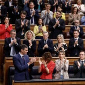 Los ministros y la bancada socialista aplauden la intervención del presidente del gobierno, Pedro Sánchez