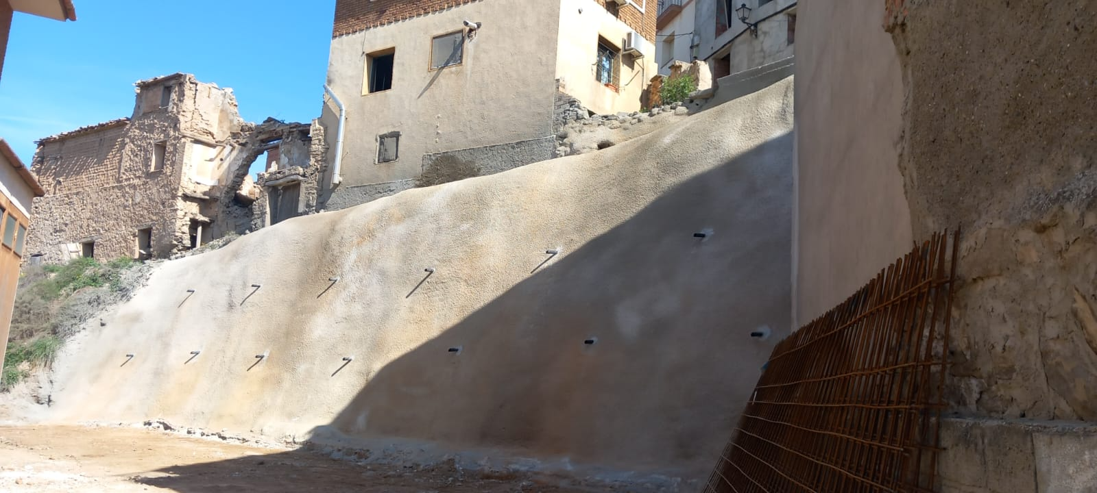 La familia desalojada en Fonz por un deslizamiento ya puede volver a su casa La familia desalojada en Fonz por un deslizamiento ya puede volver a su casa