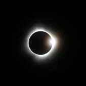 El fin de la totalidad de un eclipse solar se conoce como "el anillo de diamantes" El fin de la totalidad de un eclipse solar se conoce como "el anillo de diamantes"