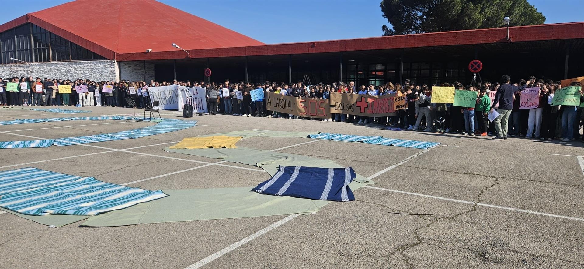 El IES Universidad Laboral de Cáceres alza la voz contra el "abandono estructural" del centro El IES Universidad Laboral de Cáceres alza la voz contra el "abandono estructural" del centro