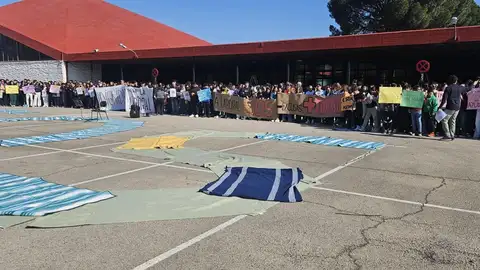 El IES Universidad Laboral de Cáceres alza la voz contra el "abandono estructural" del centro El IES Universidad Laboral de Cáceres alza la voz contra el "abandono estructural" del centro