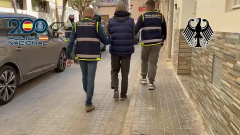 Agentes de la Policía Nacional trasladan al detenido en Elda acusado de espiar para Rusia. Agentes de la Policía Nacional trasladan al detenido en Elda acusado de espiar para Rusia.