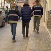 Agentes de la Policía Nacional trasladan al detenido en Elda acusado de espiar para Rusia.