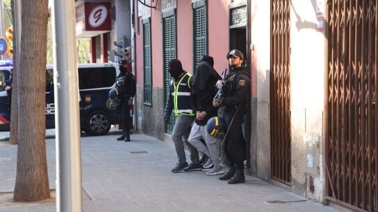 Un detenido, conducido por agentes de la Polic&iacute;a Nacional desplegados en Palma en una operaci&oacute;n antiterrorista.