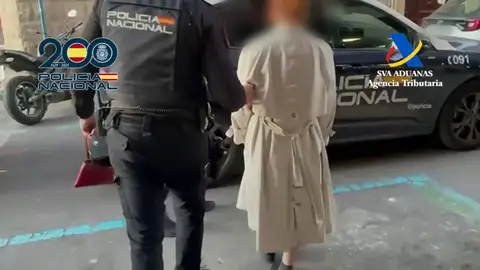 Un agente custodia a una de las detenidas Un agente custodia a una de las detenidas