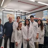 Antonio Camacho, junto a los miembros del Grupo de Investigación en Limnología de la Universitat de València. 