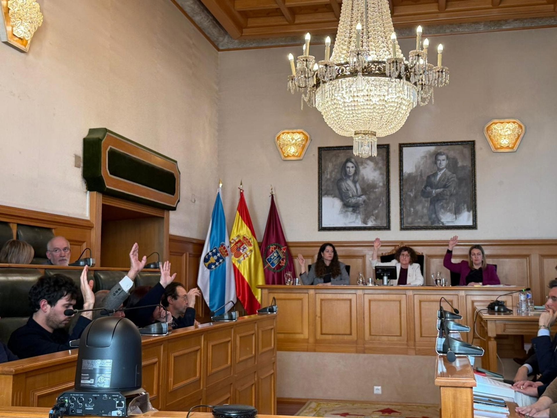 Aprobados inicialmente los presupuestos de Santiago tras salir adelante la cuestión de confianza a la alcaldesa Goretti Sanmartín Aprobados inicialmente los presupuestos de Santiago tras salir adelante la cuestión de confianza a la alcaldesa Goretti Sanmartín