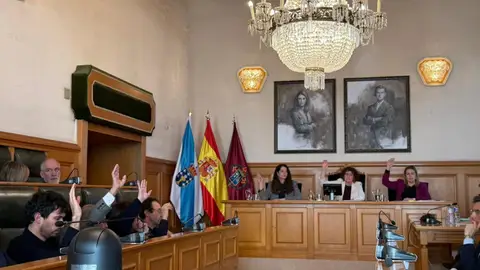Aprobados inicialmente los presupuestos de Santiago tras salir adelante la cuestión de confianza a la alcaldesa Goretti Sanmartín Aprobados inicialmente los presupuestos de Santiago tras salir adelante la cuestión de confianza a la alcaldesa Goretti Sanmartín