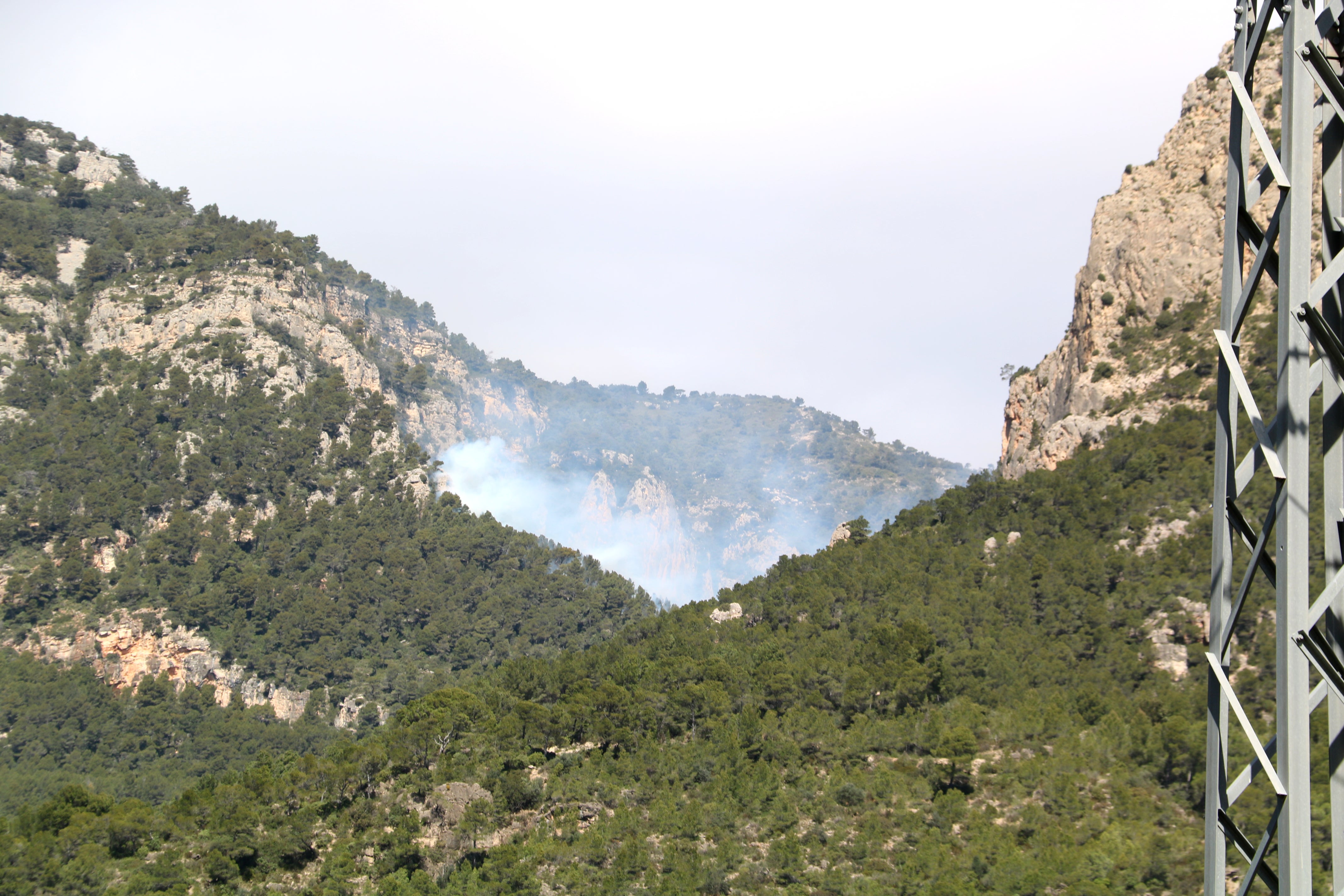 Els bombers treballen en l'extinció d'un incendi forestal a Paüls Els bombers treballen en l'extinció d'un incendi forestal a Paüls