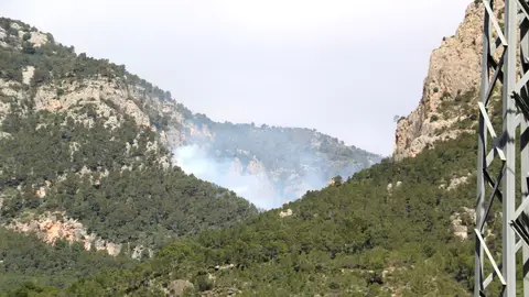 Columnes de fum a la zona de l'incendi de Paüls Columnes de fum a la zona de l'incendi de Paüls