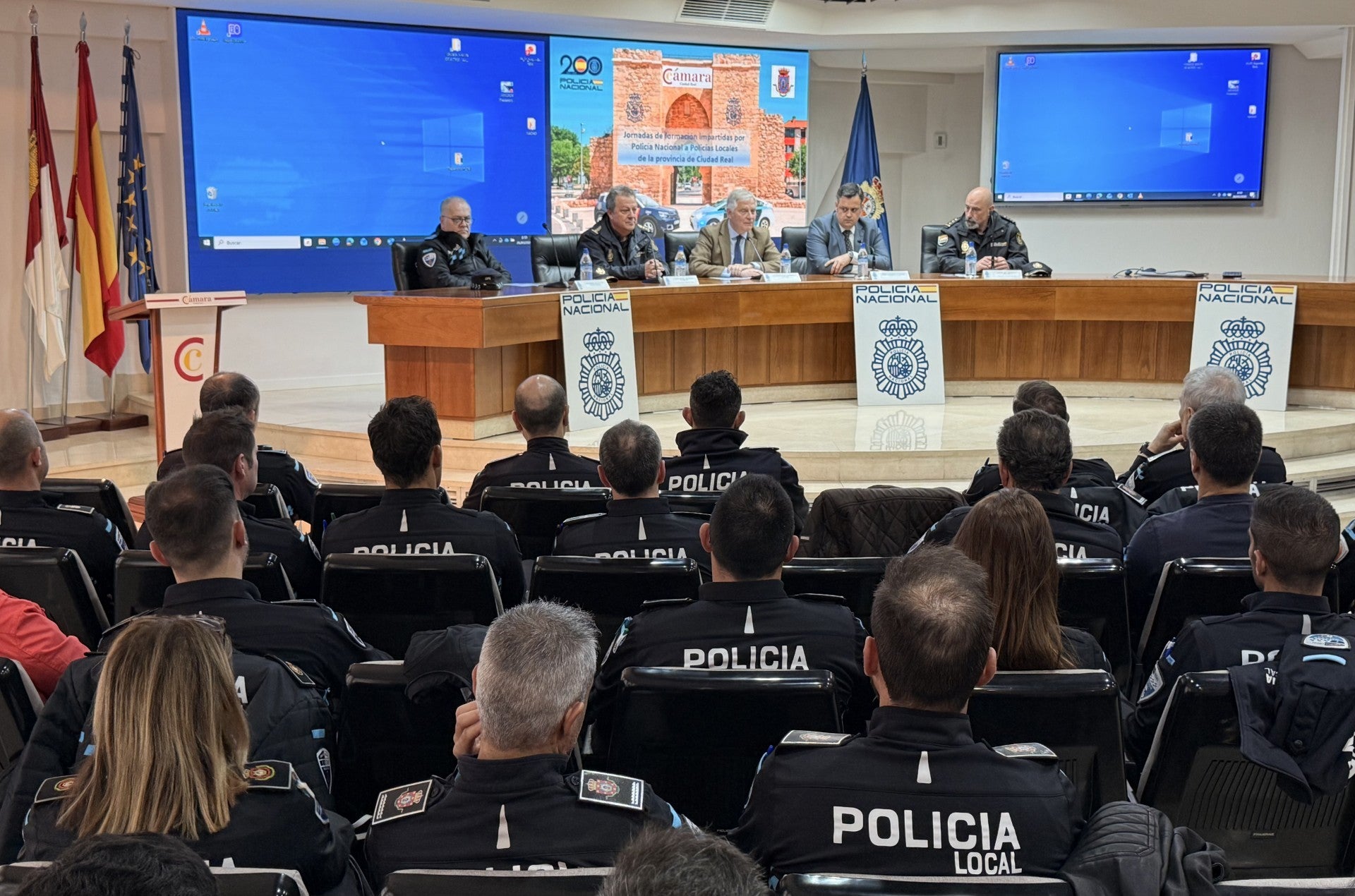 La Policía Nacional forma a un centenar de agentes locales en Ciudad Real ante el despliegue del DNI digital La Policía Nacional forma a un centenar de agentes locales en Ciudad Real ante el despliegue del DNI digital