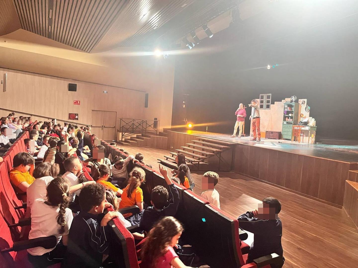 El ayuntamiento de Benifaió acerca las artes escénicas en valenciano a más de 1.500 alumnos a través de la Campaña “Anem al teatre” El ayuntamiento de Benifaió acerca las artes escénicas en valenciano a más de 1.500 alumnos a través de la Campaña “Anem al teatre”