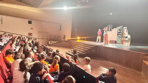 El ayuntamiento de Benifaió acerca las artes escénicas en valenciano a más de 1.500 alumnos a través de la Campaña “Anem al teatre” El ayuntamiento de Benifaió acerca las artes escénicas en valenciano a más de 1.500 alumnos a través de la Campaña “Anem al teatre”
