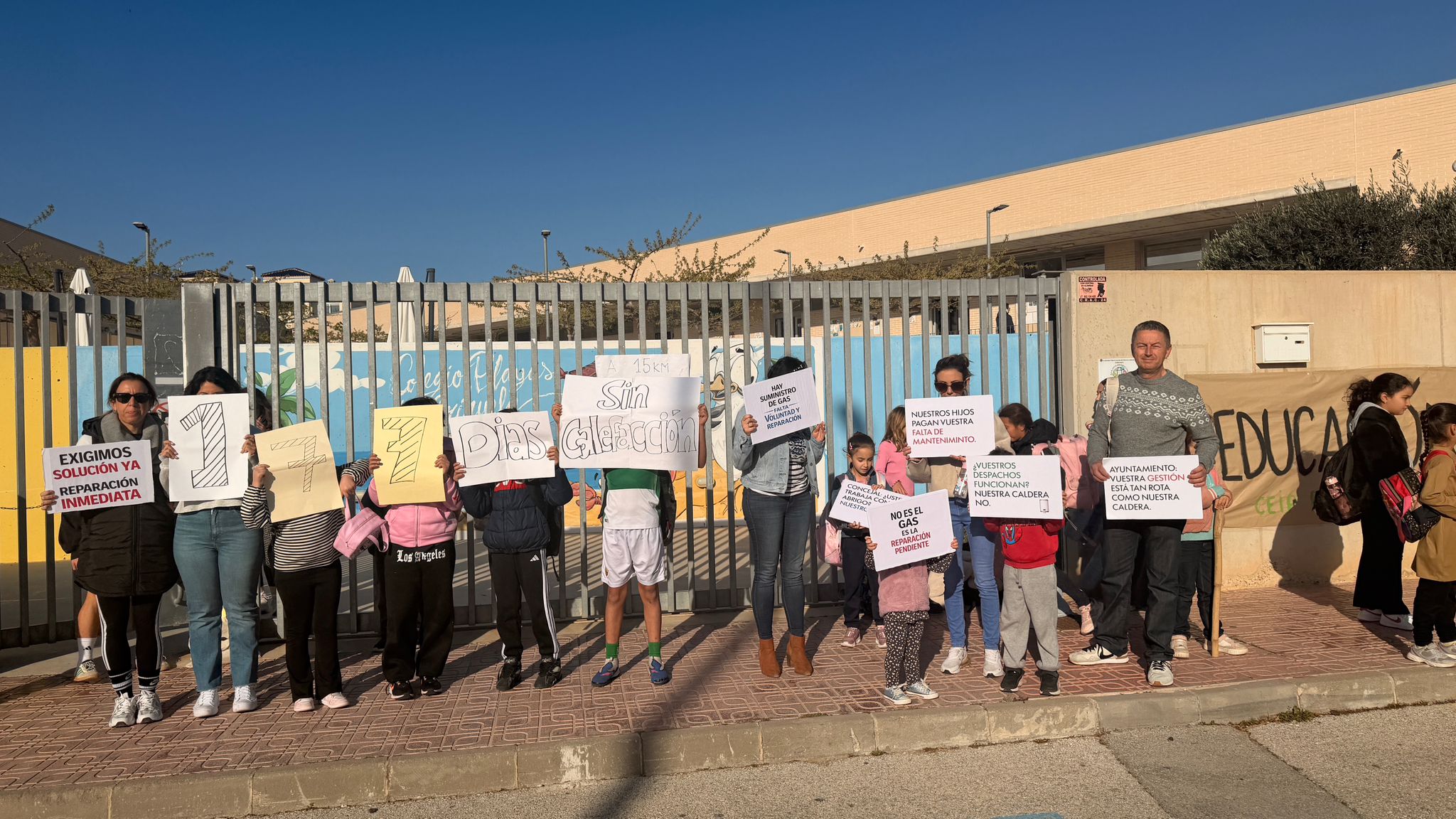 Familias del CEIP 'Playas de Orihuela' denuncian 177 días sin calefacción y la lentitud para solucionar problemas del centro Familias del CEIP 'Playas de Orihuela' denuncian 177 días sin calefacción y la lentitud para solucionar problemas del centro