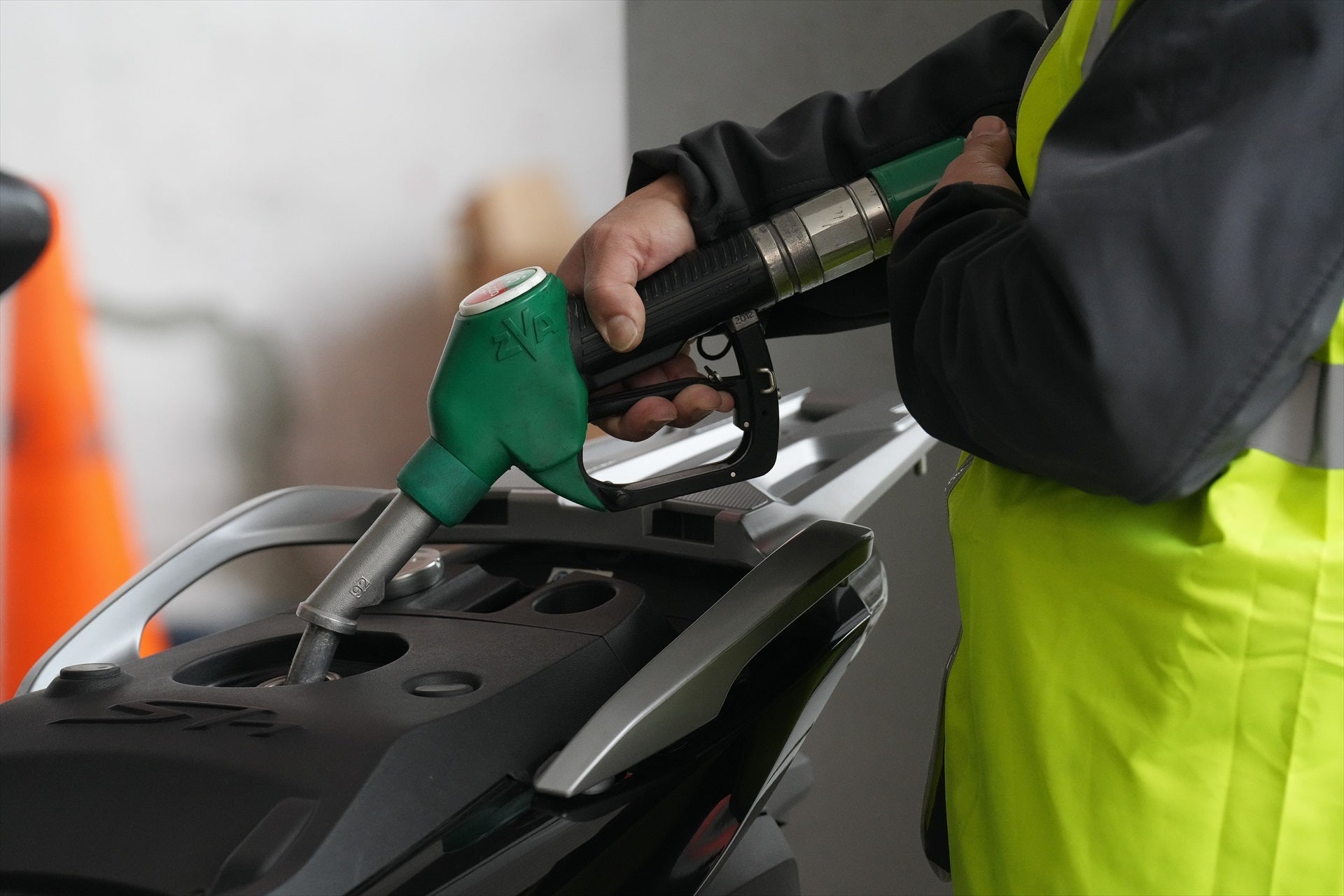 Una persona echa combustible en Barcelona. Una persona echa combustible en Barcelona.