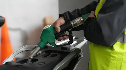 Una persona echa combustible en Barcelona. Una persona echa combustible en Barcelona.