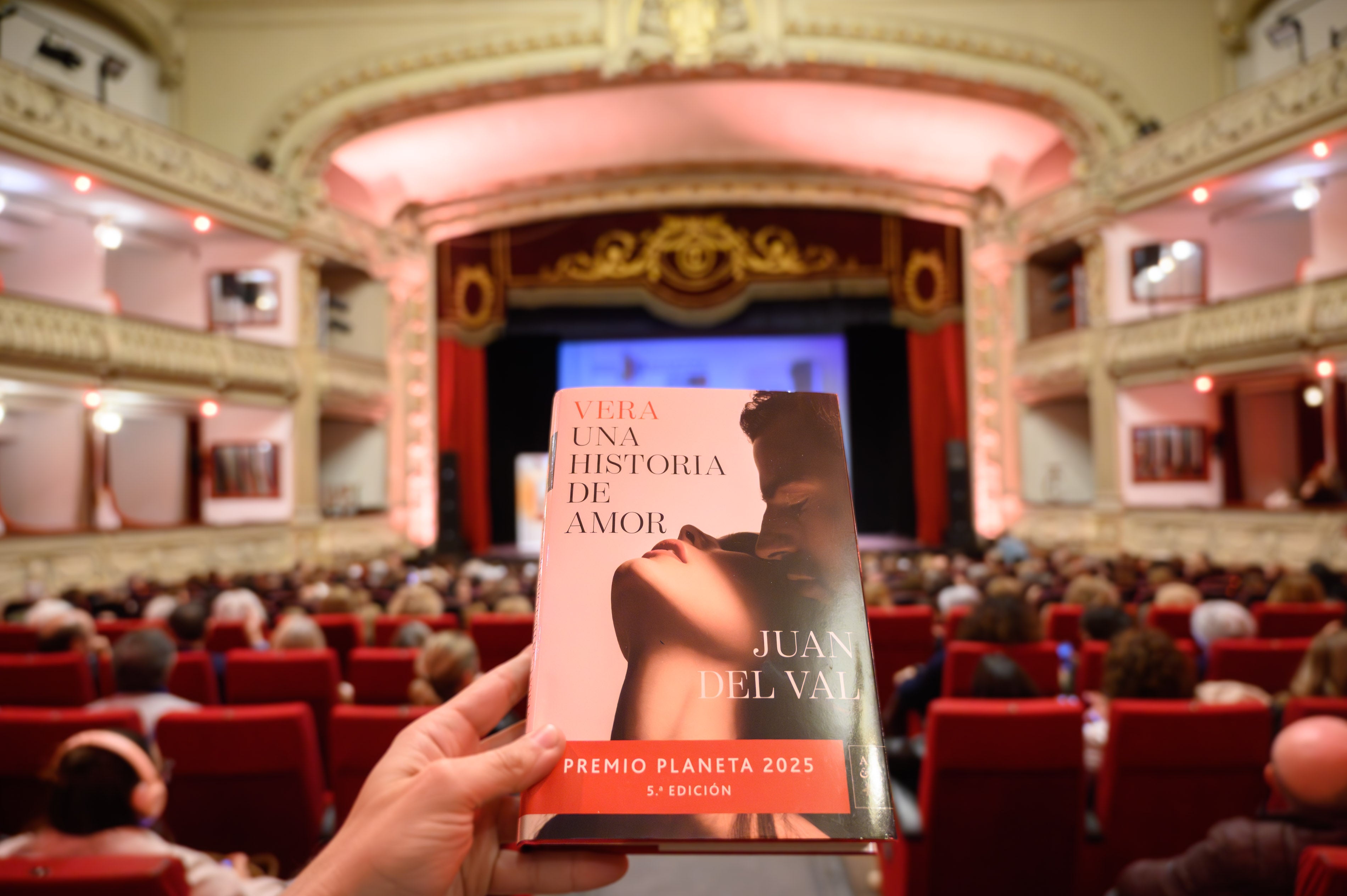 La historia de amor de Vera, de Juan del Val, reúne a 500 personas en el Cervantes de la mano de Onda Cero La historia de amor de Vera, de Juan del Val, reúne a 500 personas en el Cervantes de la mano de Onda Cero
