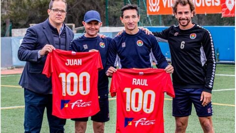 Ra&uacute;l Casa&ntilde;, segundo por la derecha, junto a su segundo entrenador Juan L&oacute;pez, el presidente del club Vicente L&oacute;pez y el capit&aacute;n del equipo, Jaume Vidal