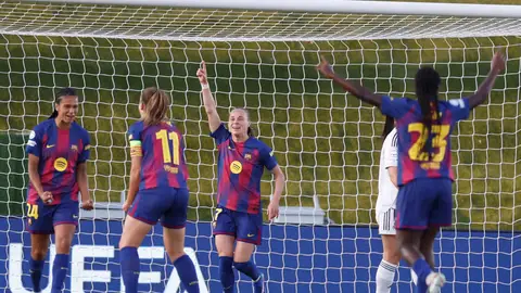 El Barcelona arrasa al Madrid y acaricia las semifinales de la Champions femenina El Barcelona arrasa al Madrid y acaricia las semifinales de la Champions femenina