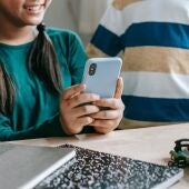 Imagen de unos adolescentes usando el teléfono móvil.