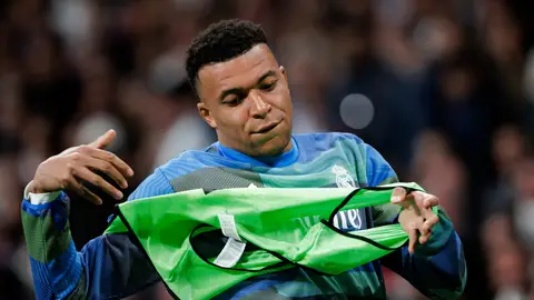 Mbappé desmiente que los médicos del Real Madrid se equivocasen de rodilla Mbappé desmiente que los médicos del Real Madrid se equivocasen de rodilla