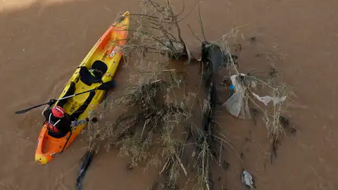 Miembros de la UME y de los bomberos trabajan en la búsqueda de desaparecidos a causa de la dana de octubre de 2024. Miembros de la UME y de los bomberos trabajan en la búsqueda de desaparecidos a causa de la dana de octubre de 2024.